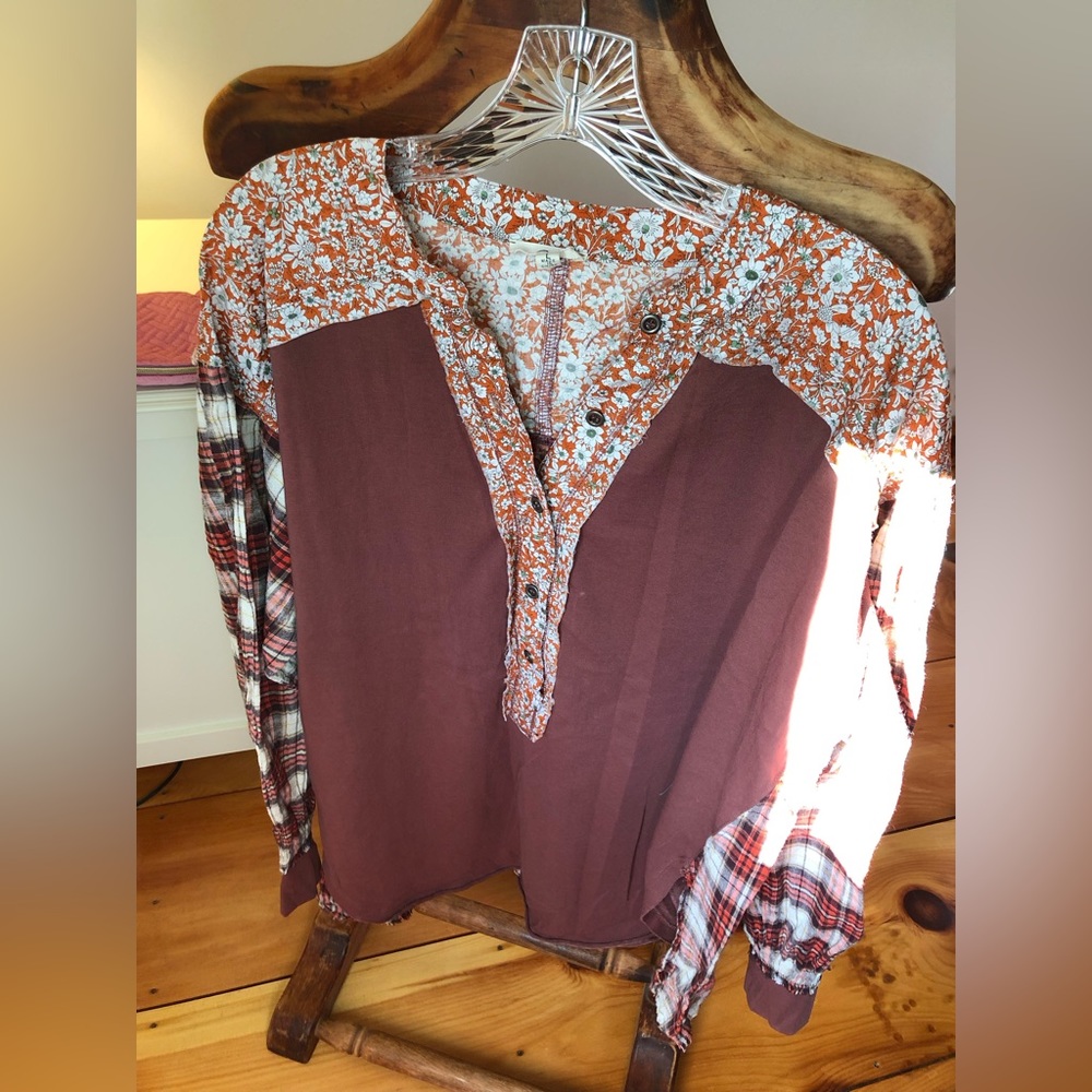 Easel size L mixed media top like new